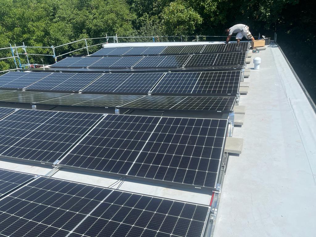 Flat-roof system in row arrangement