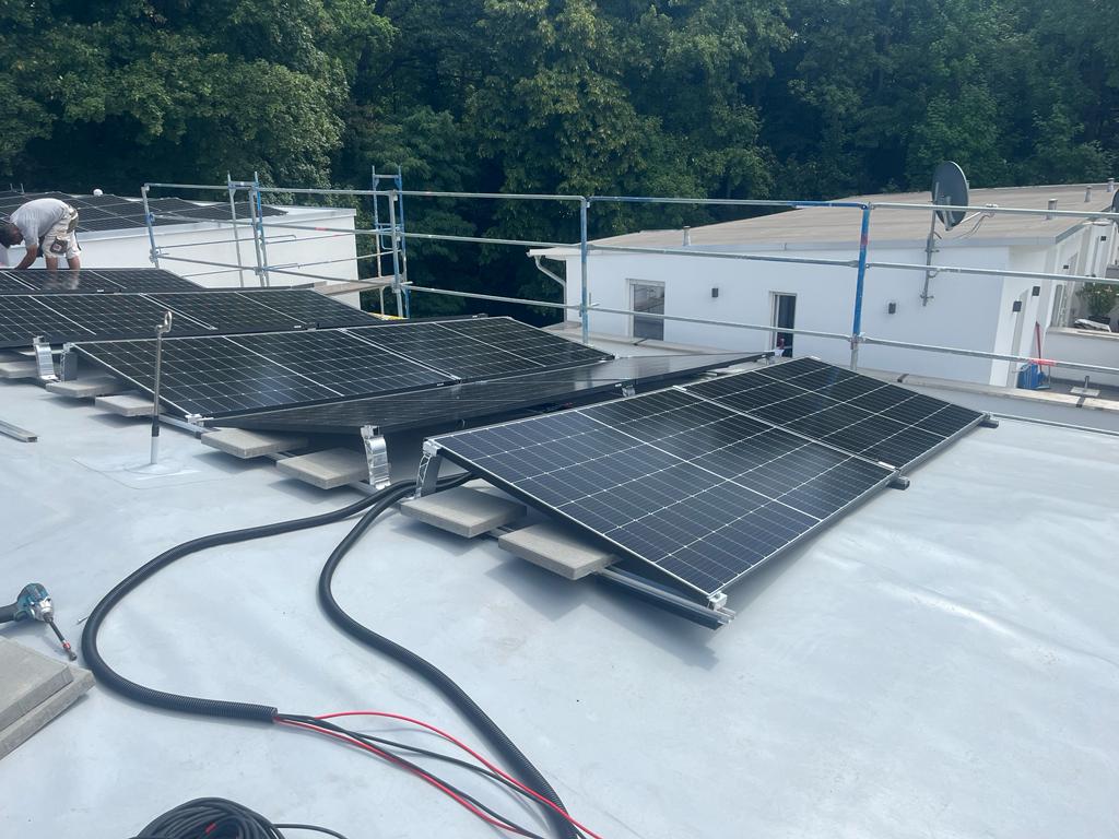 Elevated mounting on a flat roof with ballast