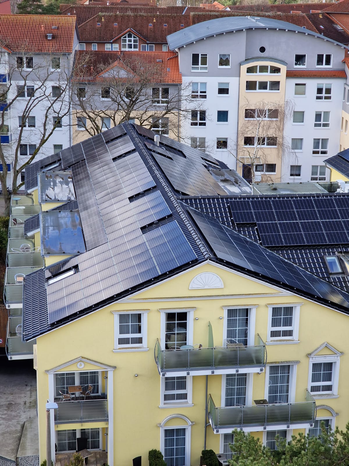 Full roof coverage, multi-family building