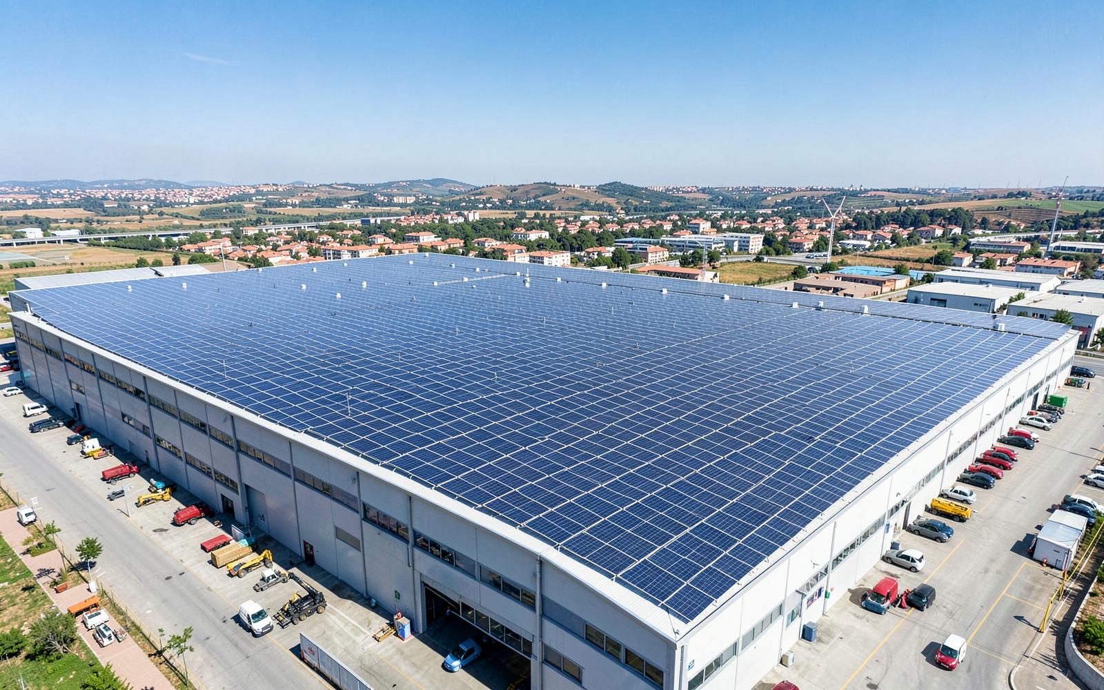 Cubierta de nave industrial en Alicante totalmente cubierta de placas solares